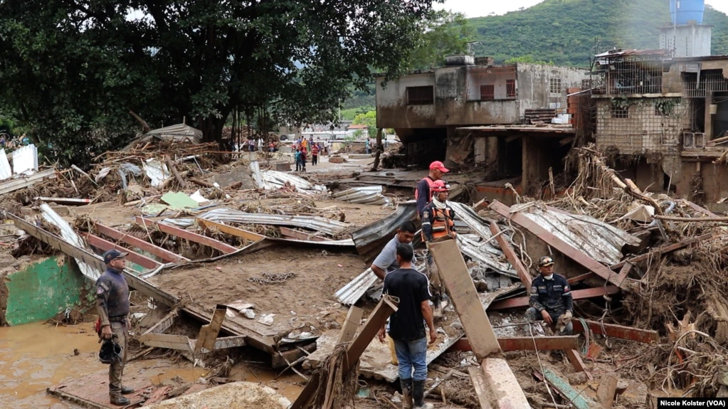 Venezuela Earthquake Death Toll Rises to 589 as Rescuers Fly In From Around the World